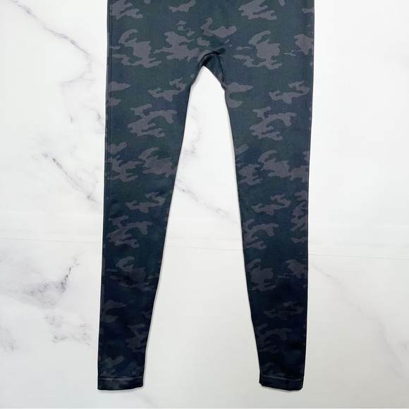SPANX Camo Look at Me Now Seamless Cropped Leggings - Picture 11 of 15